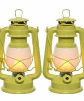 Set van 2 gele led licht stormlantaarns 24 cm met vlam effect